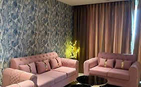 Luxurious And Spacious Private Room In Kharadi, Near Eon It Park